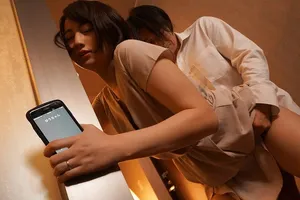 Bà xã đi họp lớp rồi trả bài với nyc mặc cho chồng ở nhà chờ